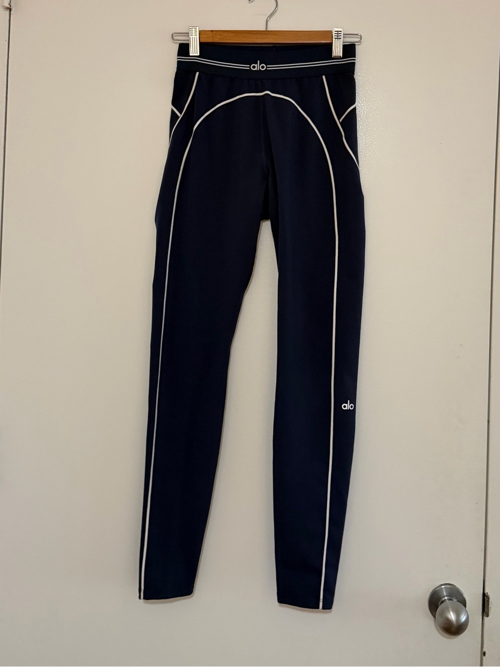 ALO Airbrush High-Waist Heart Throb Leggings in Navy